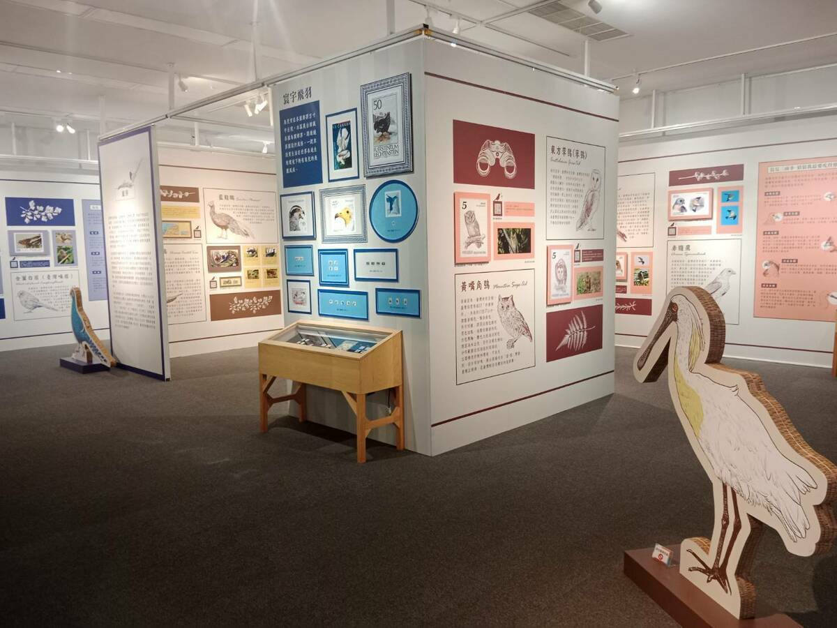 「飛羽映像郵票特展」即起在郵政博物館高雄館展出。 圖：孫家銘攝