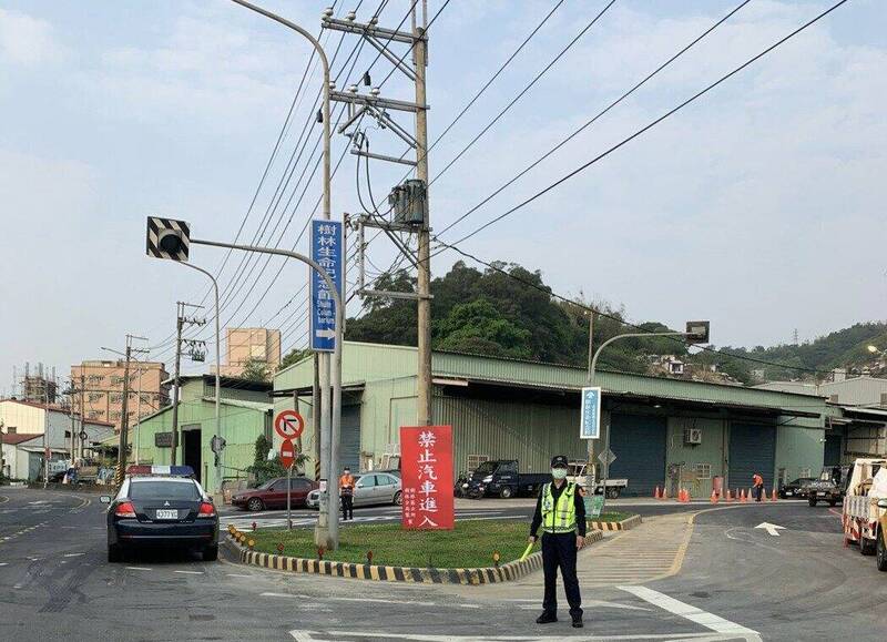 為了讓民眾掃墓、祭祀更加便利，新北市警局交通大隊表示，從3月16日起，至4月7日止，陸續啟動140處清明祭祀服務站、34條接駁專車路線，讓民眾方便掃墓，還在3月23日、24日、30日、31日及4月4至7日在各區公墓主要路口，進行交通管制。 圖：新北市警局交通警察大隊／提供