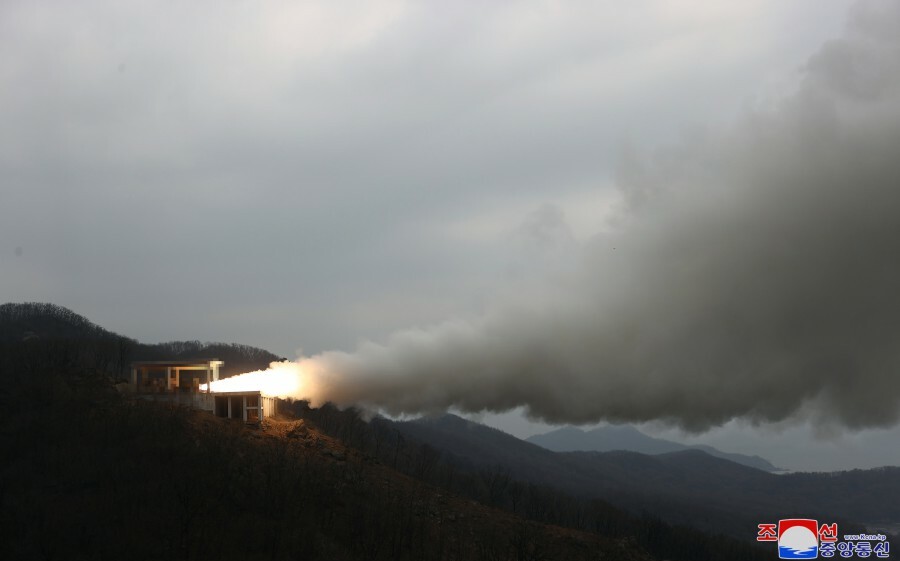 北韓研發中遠程高超音速飛彈 金正恩視導固體燃料發動機地面點火試驗