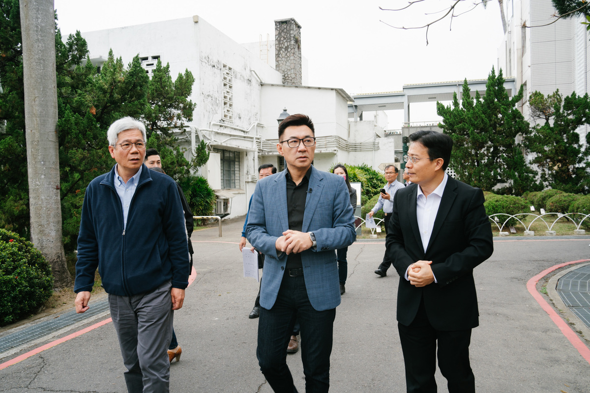 主任王俊傑（左）、議政博物館館長白智榮（右）都是林佳龍在台中市長任內的一級主管，兩人今天親自向江啟臣副院長進行業務簡報。 圖：江啟臣辦公室/提供