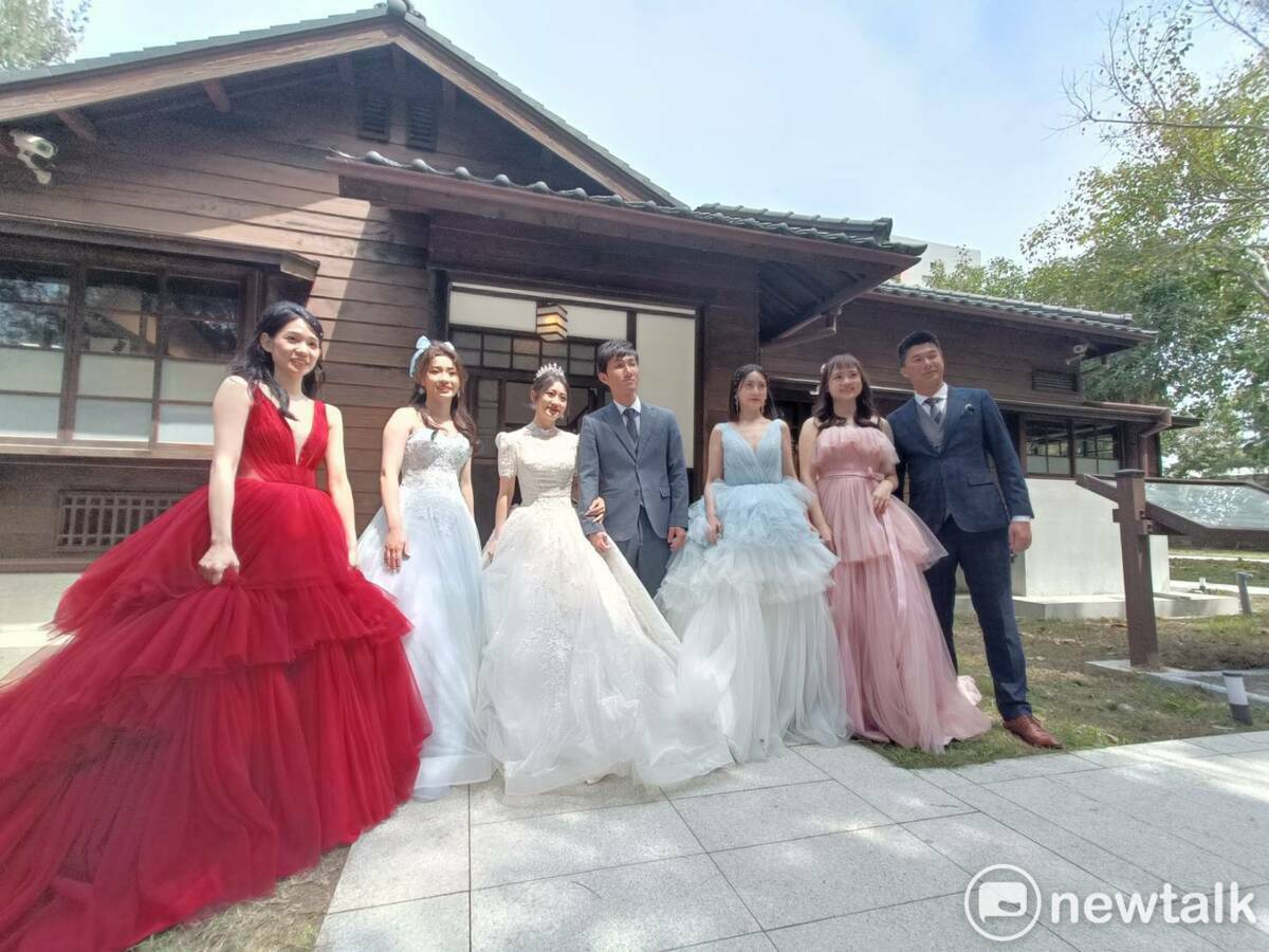 震大金鬱金香酒店舉辦婚禮體驗，凡是訂席的新人可以免費到震大藝文園區內的日式歷史建築拍攝美美的婚紗照。 圖：唐復年/攝