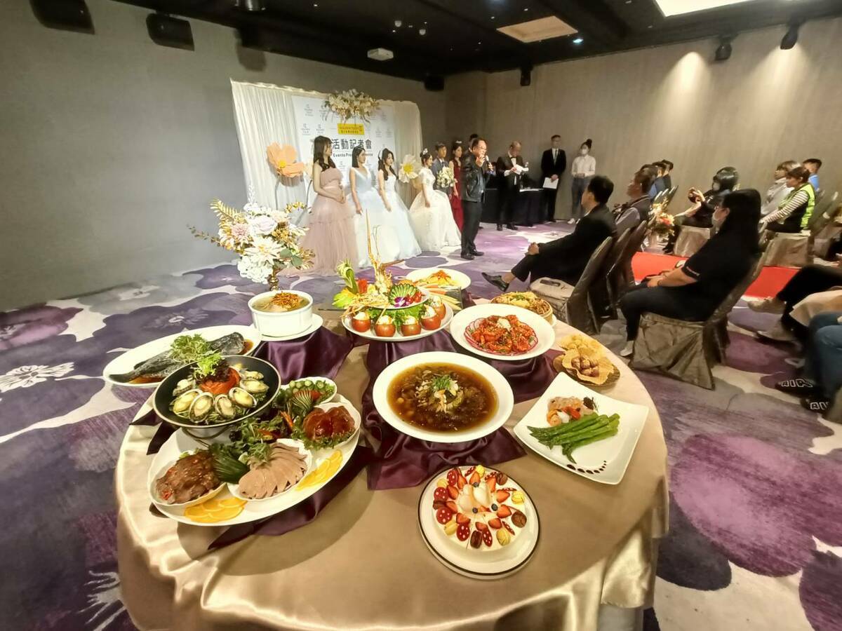 金鬱金香酒店同時推出多項婚宴菜色，其中以19,999金鬱金香與16,999百合花專案菜色最吸引目光。 圖：唐復年/攝