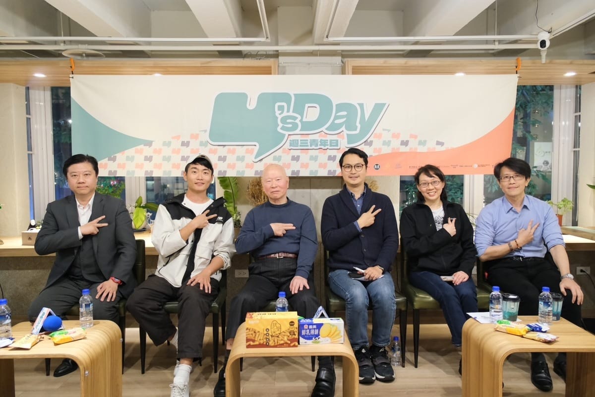 Y’s Day「週三青年日」今（20）天晚上舉辦第45場活動「形塑認識中國的方法論：台灣的不同世代如何看見中國」，舞台上由左至右依序為吳峻鋕、李文成、許信良、馬準威、周嘉辰、董思齊。 圖：Y’s Day「週三青年日」提供