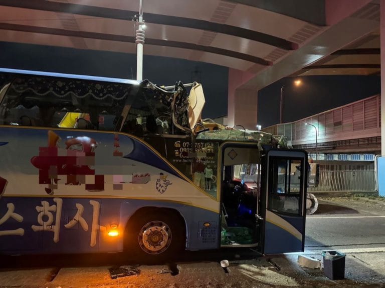 遊覽車駕駛疑似不熟悉路況，行駛限高2米的高速公路涵洞下方慢車道導致意外發生。 圖：仁武分局／提供