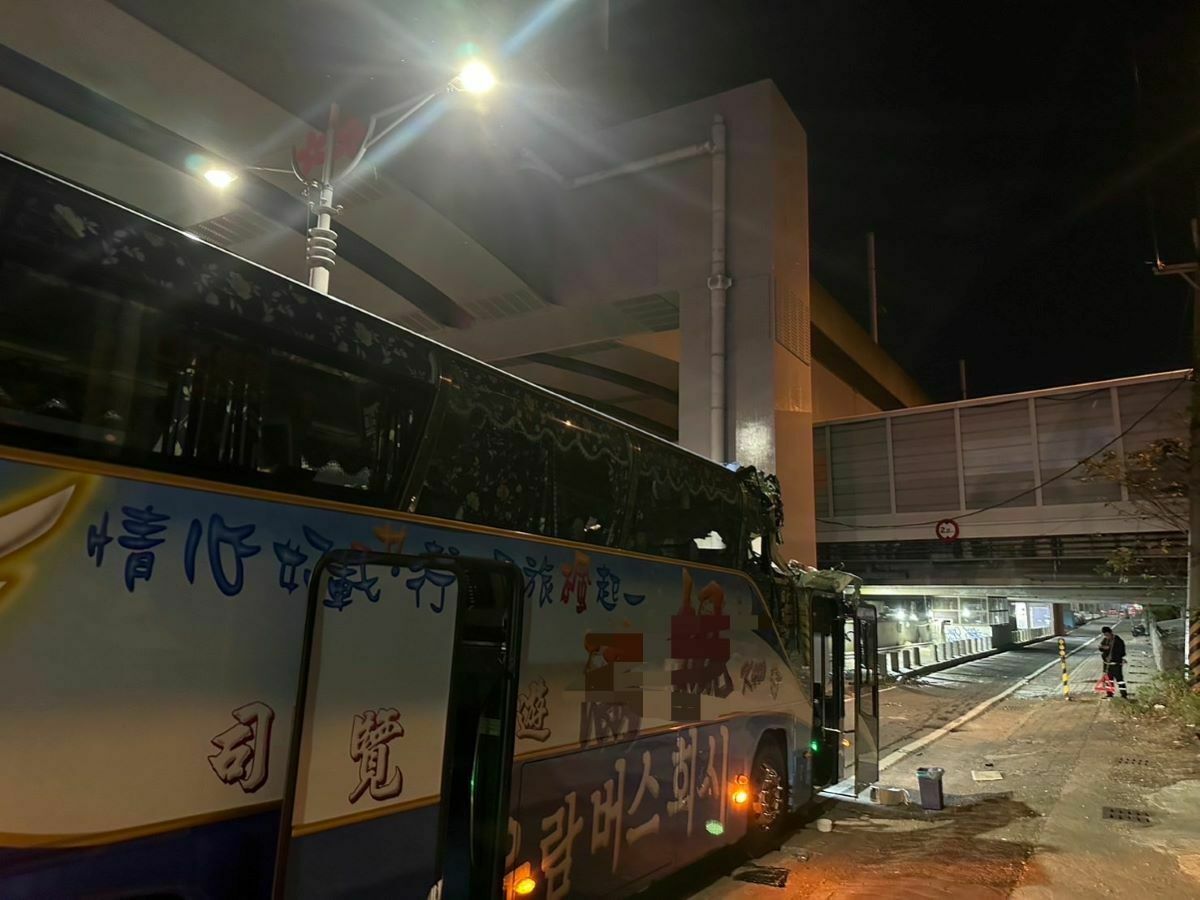 遊覽車駕駛疑似不熟悉路況，行駛限高2米的高速公路涵洞下方慢車道導致意外發生。 圖：仁武分局提供