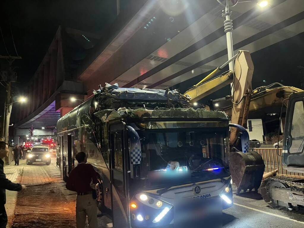 遊覽車駕駛疑似不熟悉路況，行駛限高2米的高速公路涵洞下方慢車道導致意外發生。 圖：高雄市消防局提供