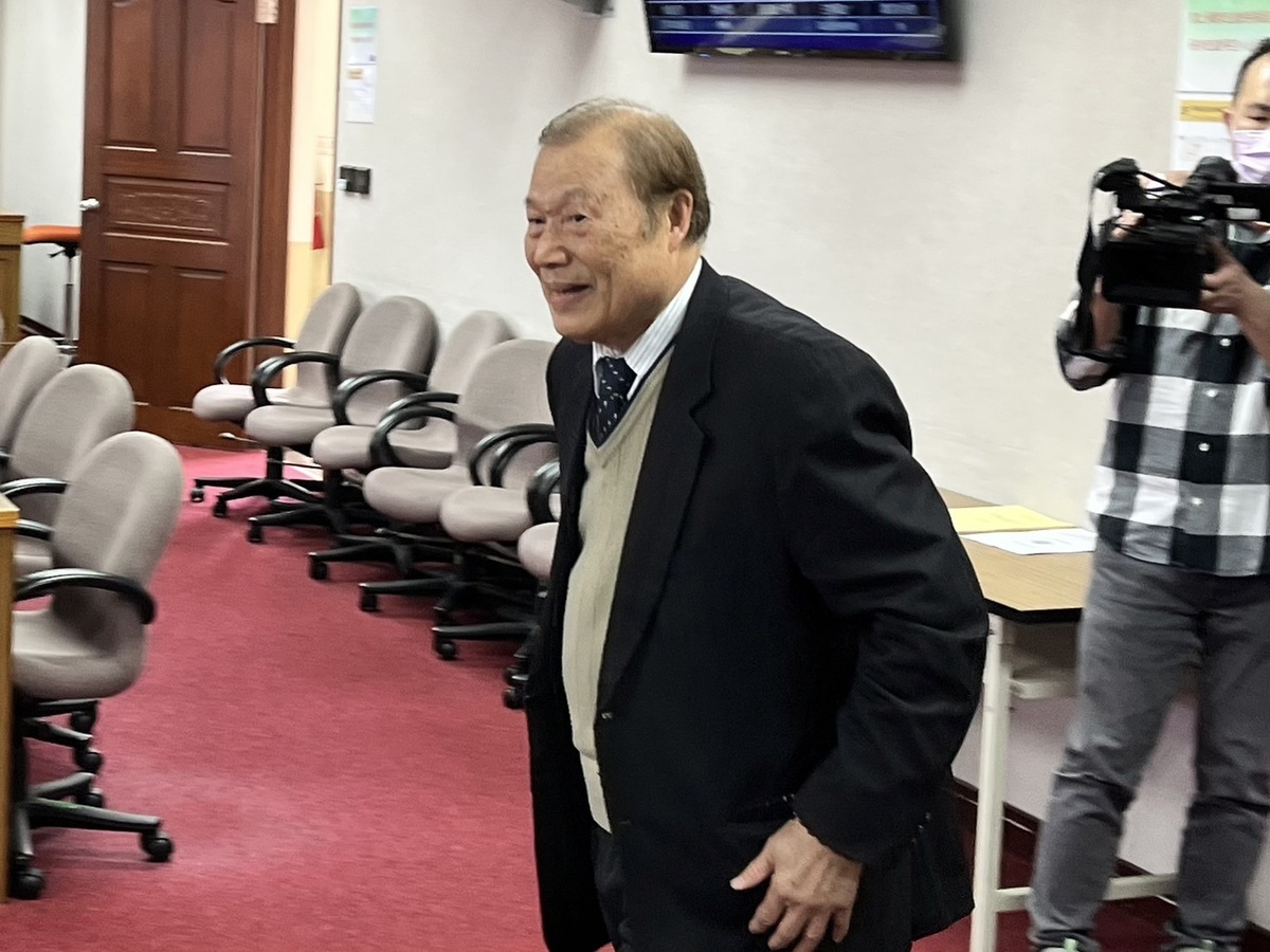 立法院秘書長周萬來一早步入委員會準備進行專題報告。 圖：金大鈞/攝