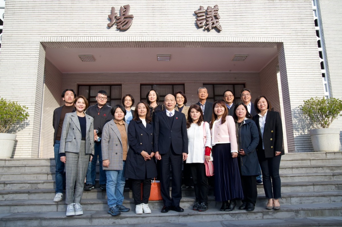 韓國瑜(前排中)接見來自高雄的國民黨籍議員。 圖：國民黨高雄市黨部/提供