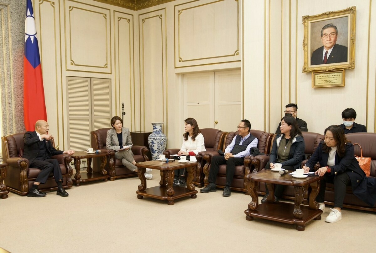 高市議會國民黨團拜會韓國瑜，當爭取地方建設經費。 圖：國民黨高雄市黨部/提供