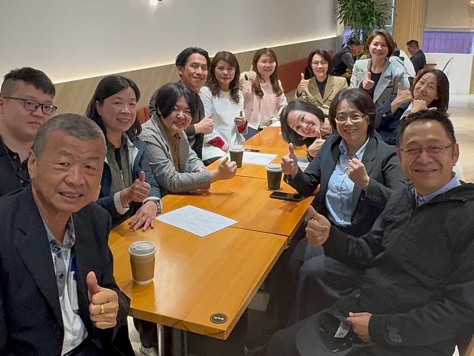 三位高雄不分區立委與黨籍議員喝咖啡談建設。 圖：國民黨高雄市黨部/提供