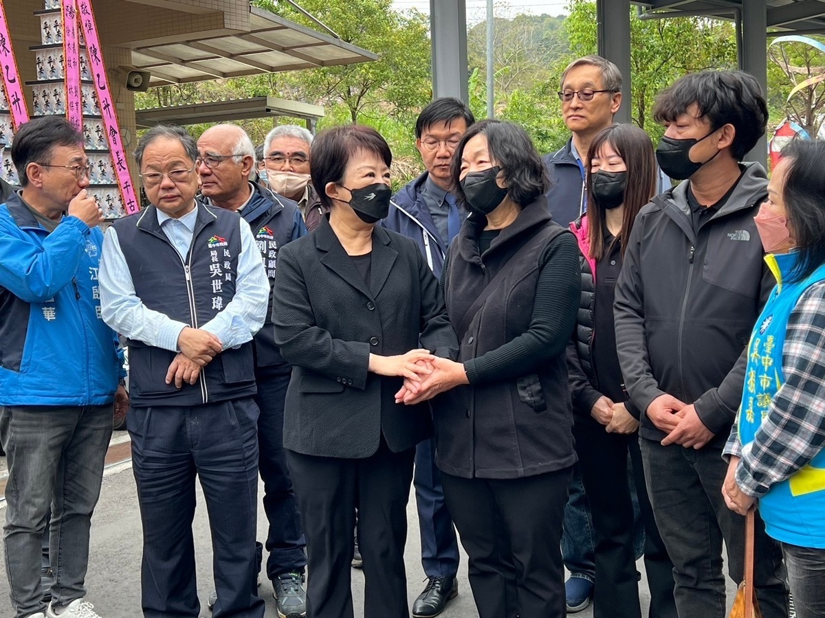 盧秀燕市長率客委會主委江俊龍等人前往靈堂致意。 圖：台中市客委會/提供