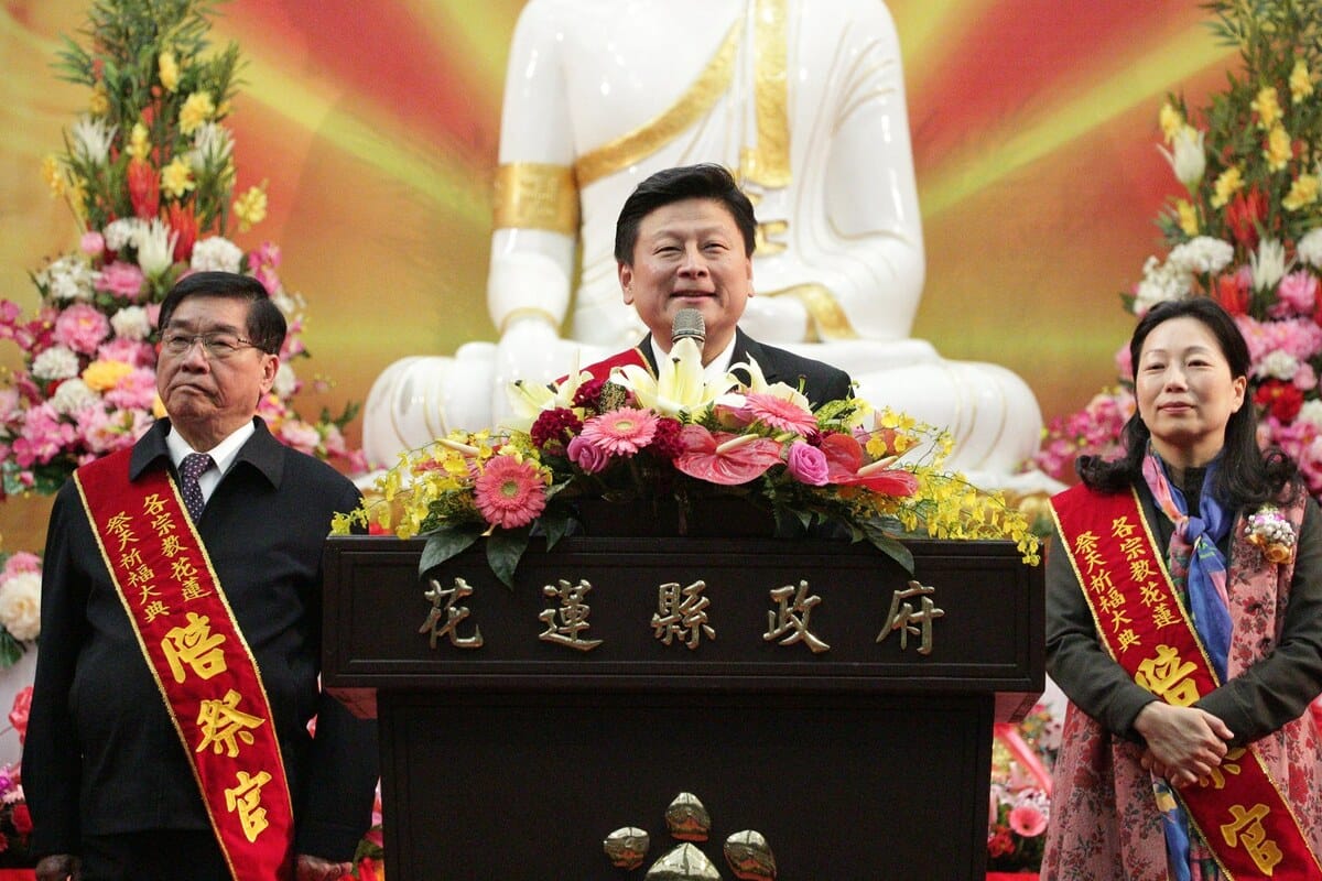 前花蓮縣長傅崐萁（中）任內辦理各宗教花蓮祭天祈福暨遶境活動，被視為搞五教合一，他在台上任五教代表接受朝拜，右為其妻徐榛蔚。 圖：翻攝自各宗教花蓮祭天祈福暨遶境活動臉書