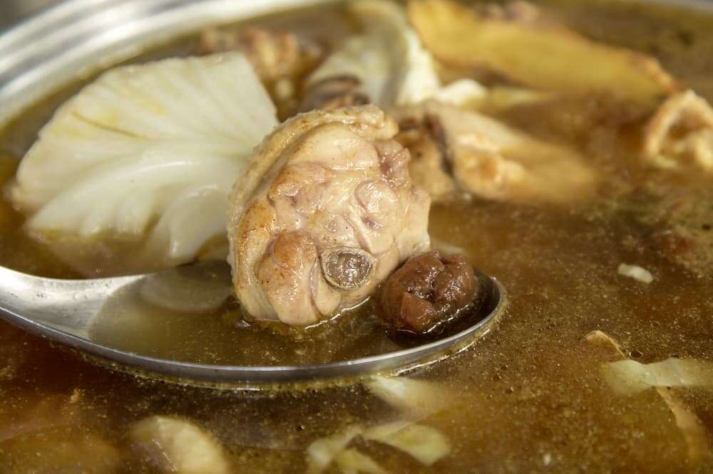 來梅嶺遊玩可順便品嚐梅子料理，其中，梅子雞是當地特色菜餚。 圖：台南市觀光旅遊局／提供