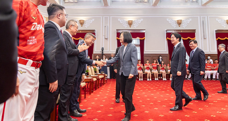 蔡英文總統今（21）日偕同賴清德副總統接見「2023年中華職棒總冠軍味全龍」，恭喜味全龍在2023年奪下隊史第5座總冠軍。 圖：總統府提供