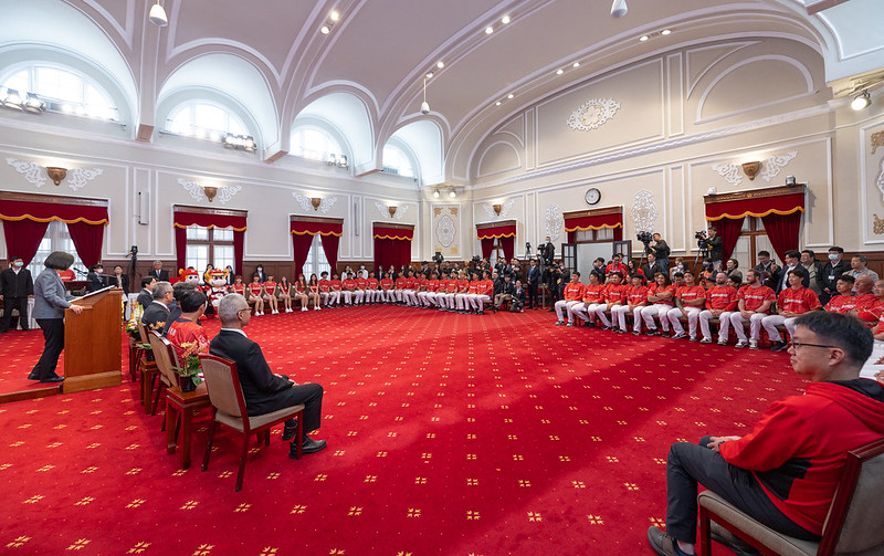 蔡英文總統今（21）日偕同賴清德副總統接見「2023年中華職棒總冠軍味全龍」，恭喜味全龍在2023年奪下隊史第5座總冠軍。 圖：總統府提供