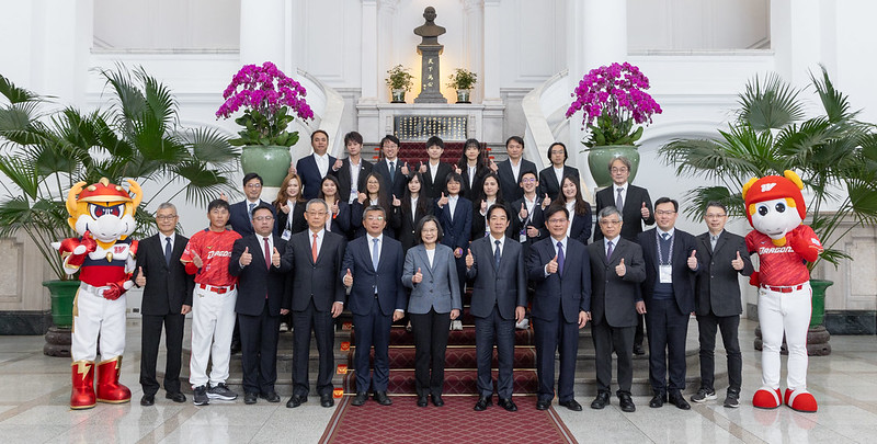 蔡英文總統今（21）日偕同賴清德副總統接見「2023年中華職棒總冠軍味全龍」，恭喜味全龍在2023年奪下隊史第5座總冠軍。 圖：總統府提供