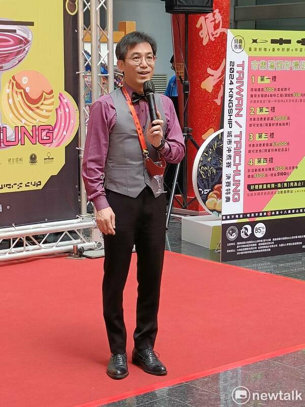台中分署長陳榮俊穿著侍酒師服裝亮相。 圖：唐復年/攝
