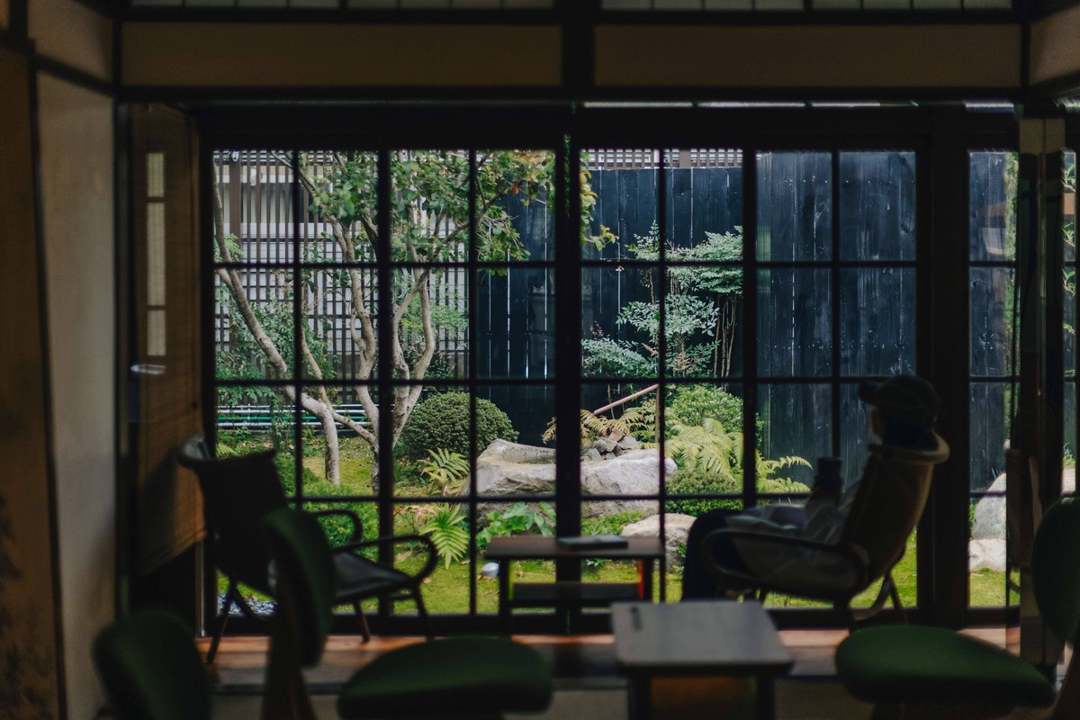 裏花園展現了台灣本地植物和日本技師們的生活故事交織的日式景觀，並設有防空洞等歷史遺跡。 圖：0km山物所／提供