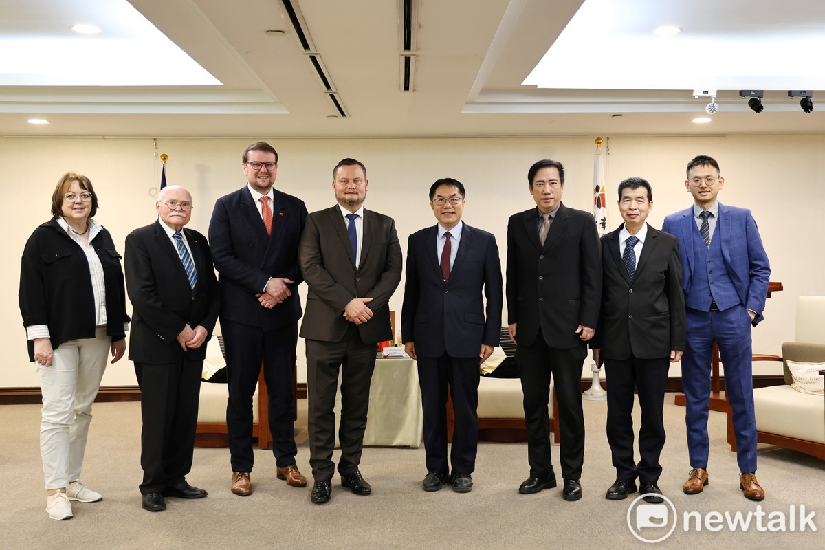 北德跨邦城市代表聯合訪問團由德國自由民主黨梅佛邦議會黨團主席多克(René Domke)、艾姆登市市長柯瑞夫(Tim Kruithoff)率團於今日拜會台南市，台南市長黃偉哲率新聞及國際關係處長蘇恩恩、水利局長邱忠川與會。 圖：台南市政府提供