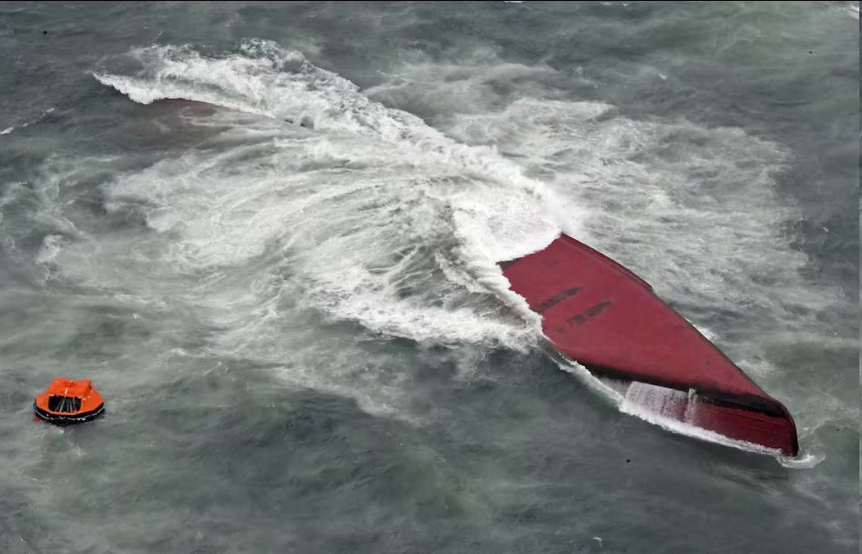 南韓運輸船「 KEOYOUNG SUN 」號 20 日清晨在日本近海海域翻覆，共造成 9 人死亡 1 人失蹤。 圖：翻攝自 @bdleonanda X 帳號