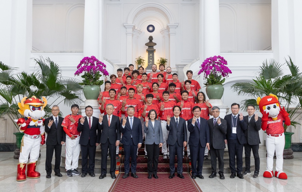 賴清德21日陪同蔡英文總統於總統府接見中職總冠軍味全龍。 圖：翻攝賴清德臉書