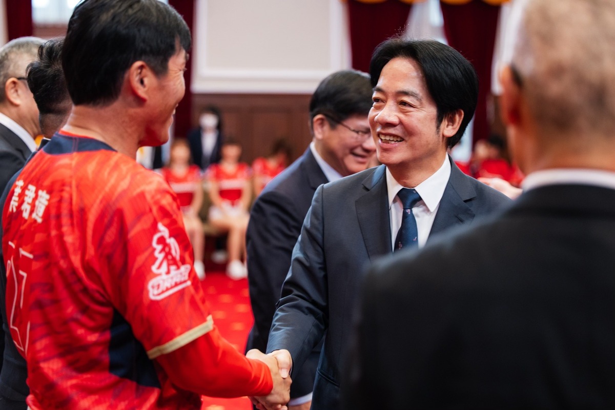 賴清德21日陪同蔡英文總統於總統府接見中職總冠軍味全龍。 圖：翻攝賴清德臉書