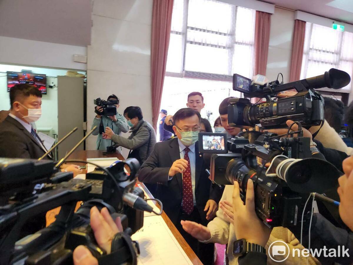 NCC主委陳耀祥（圖中）面對中天新聞記者發問訴訟勝敗一事，強調NCC有14件是勝訴。 圖：黃建豪/攝