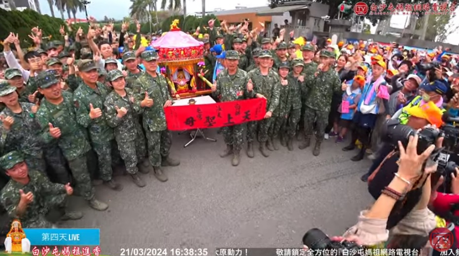 白沙屯媽祖徒步進香，200多年來首度停駕軍營，在雲林斗六的陸軍炮兵部隊訓練中心（大埔營區）前與國軍合影。 圖：翻攝自白沙屯媽祖網路電視台