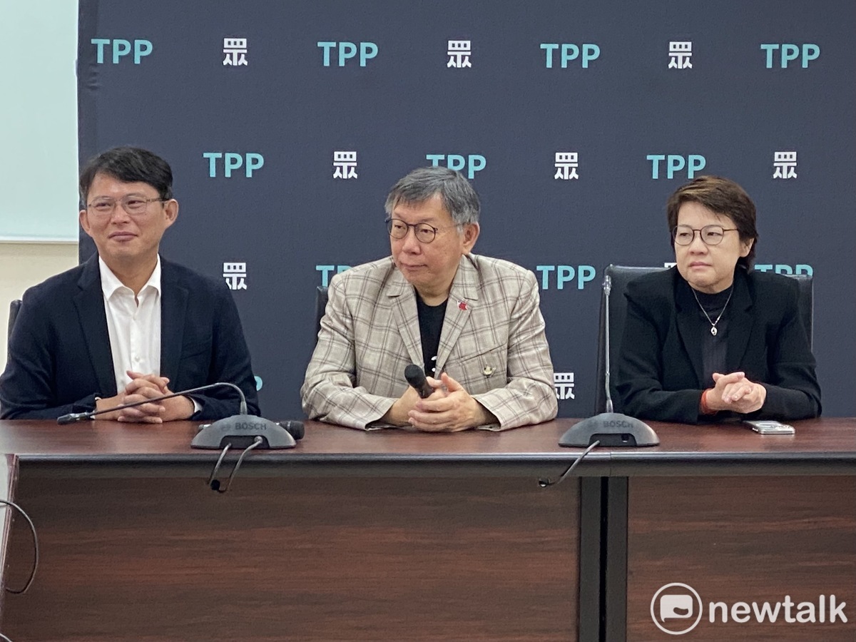 民眾黨團總召黃國昌（左起）、黨主席柯文哲、副總召黃珊珊。 圖：周煊惠 / 攝（資料照）
