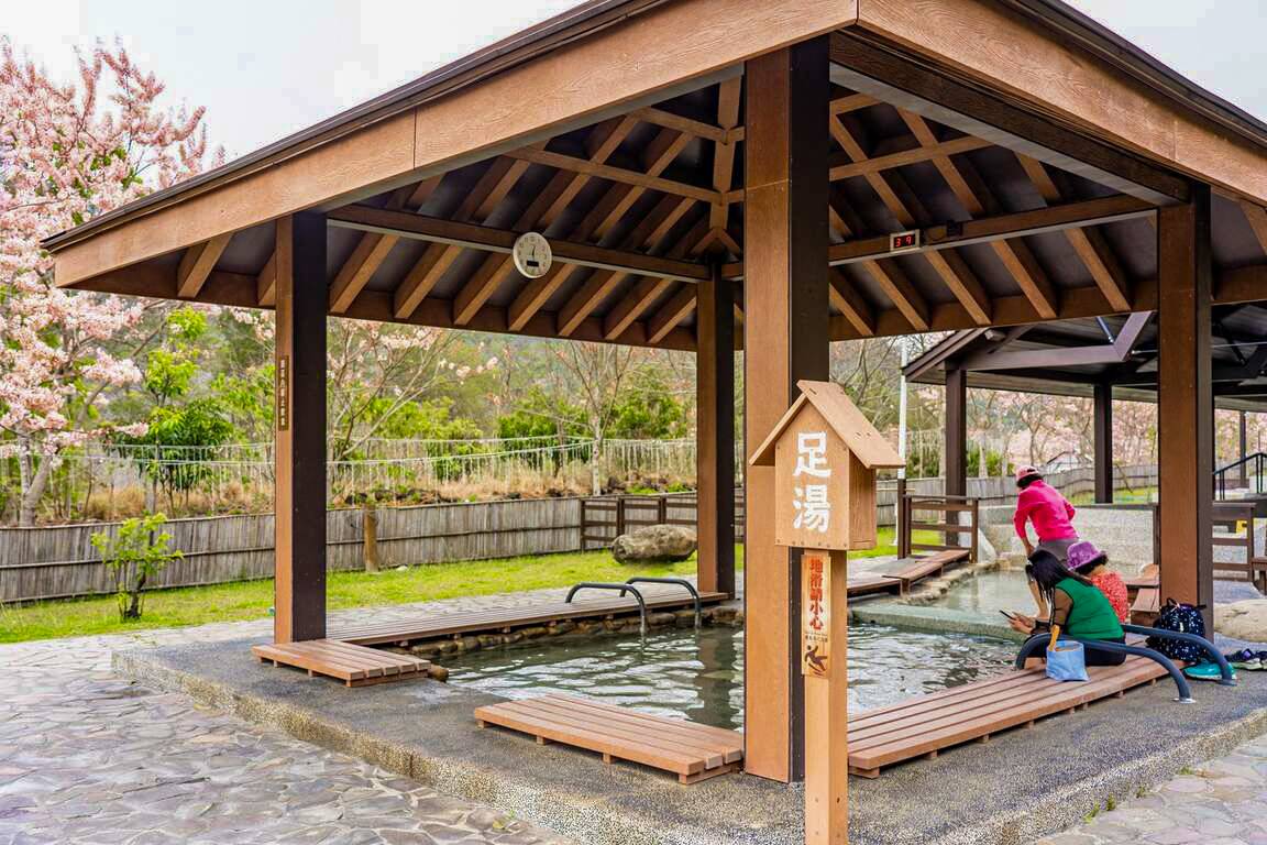 寶來花賞溫泉公園內有足湯、大眾池等泡湯設施。 圖：高雄市觀光局/提供
