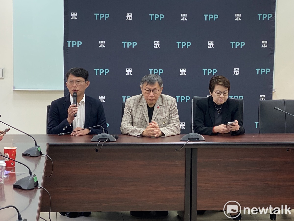 民眾黨團總召黃國昌（左起）、黨主席柯文哲、副總召黃珊珊。 圖：周煊惠 / 攝