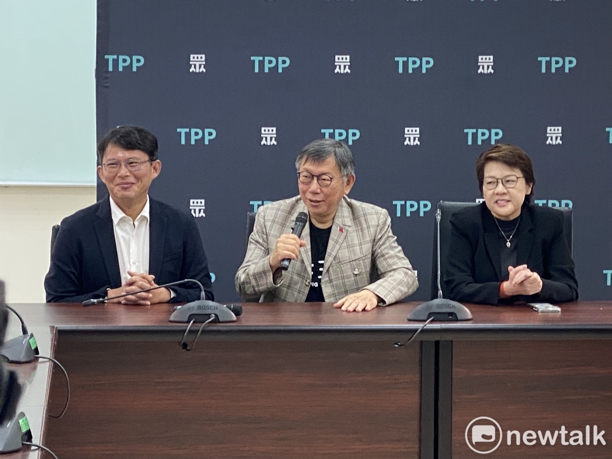 民眾黨團總召黃國昌（左起）、黨主席柯文哲、副總召黃珊珊。 圖：周煊惠 / 攝