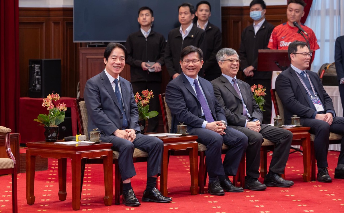 林佳龍陪同蔡英文、賴清德接見味全龍隊。 圖：總統府提供