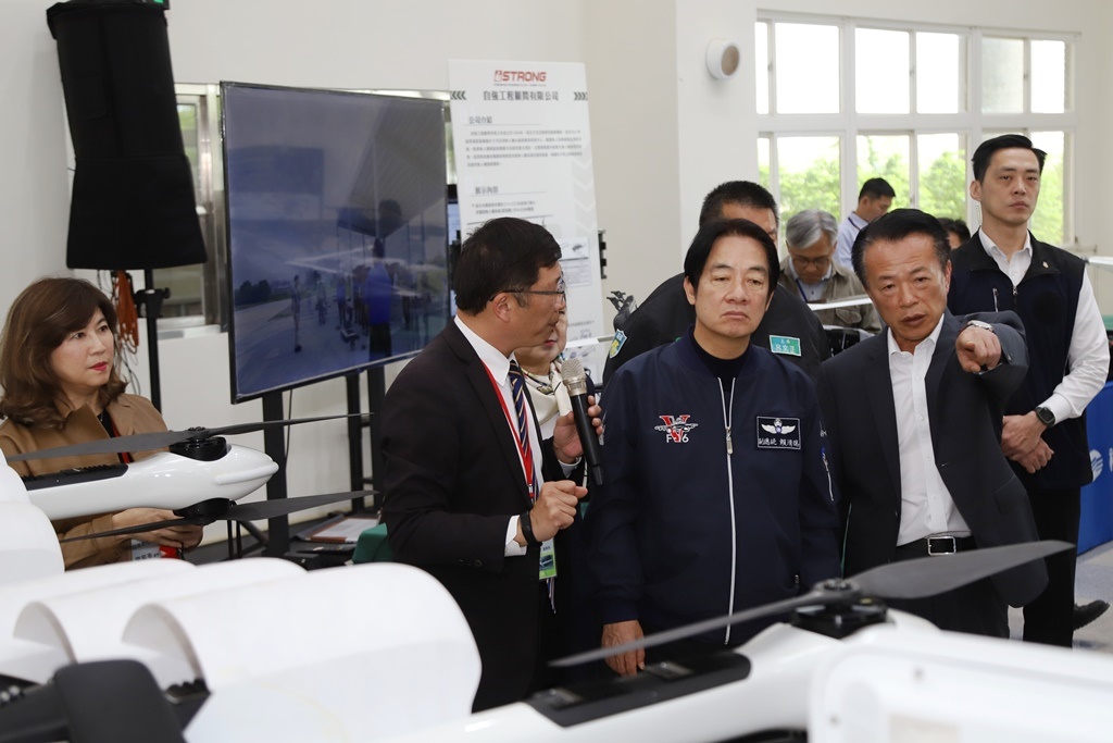 總統當選人賴清德今早視導亞洲無人機AI創新應用研發中心，經緯航太董事長羅正方(左一)特地為賴清德解說。 圖:嘉義縣府提供(資料照)