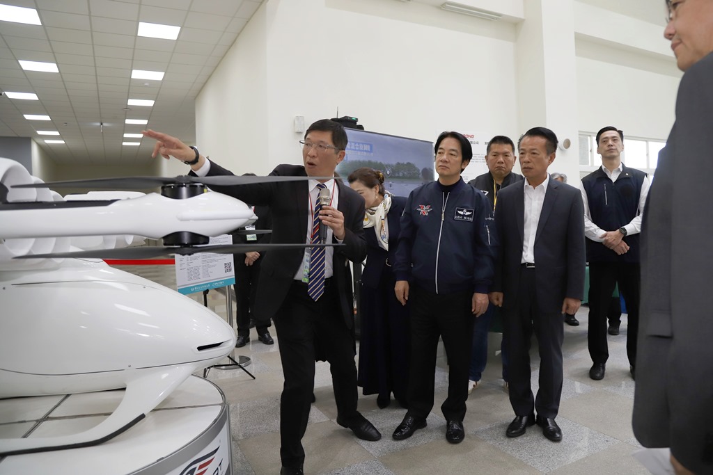 總統當選人賴清德今早視導亞洲無人機AI創新應用研發中心，經緯航太董事長羅正方(左一)特地為賴清德解說，他說，JACKAL並非國防部軍用商規無人機，而是台灣與土耳其、英國合作開發無人機，未來將在原機實現「非紅轉換」。 圖:嘉義縣府提供（資料照）