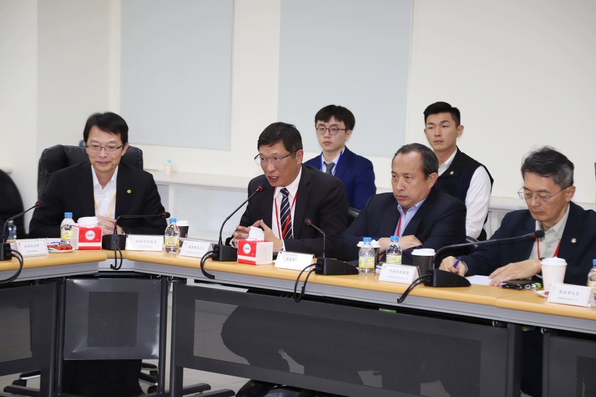 副總統賴清德22日前往嘉義縣亞洲AI創新研發應用中心訪視我國無人機產業發展情形、傾聽業界聲音，並與縣長翁章梁、經濟部長王美花及業者們召開討論會議，會中就無人機政策、經濟層面交換意見，隨後參訪各家業者的開發技術、與廠商深度對談，大力支持無人機戰略產業，賴副總統強調，撐起國家生存發展的兩大支柱就是經濟與國防。 圖：嘉義縣政府提供