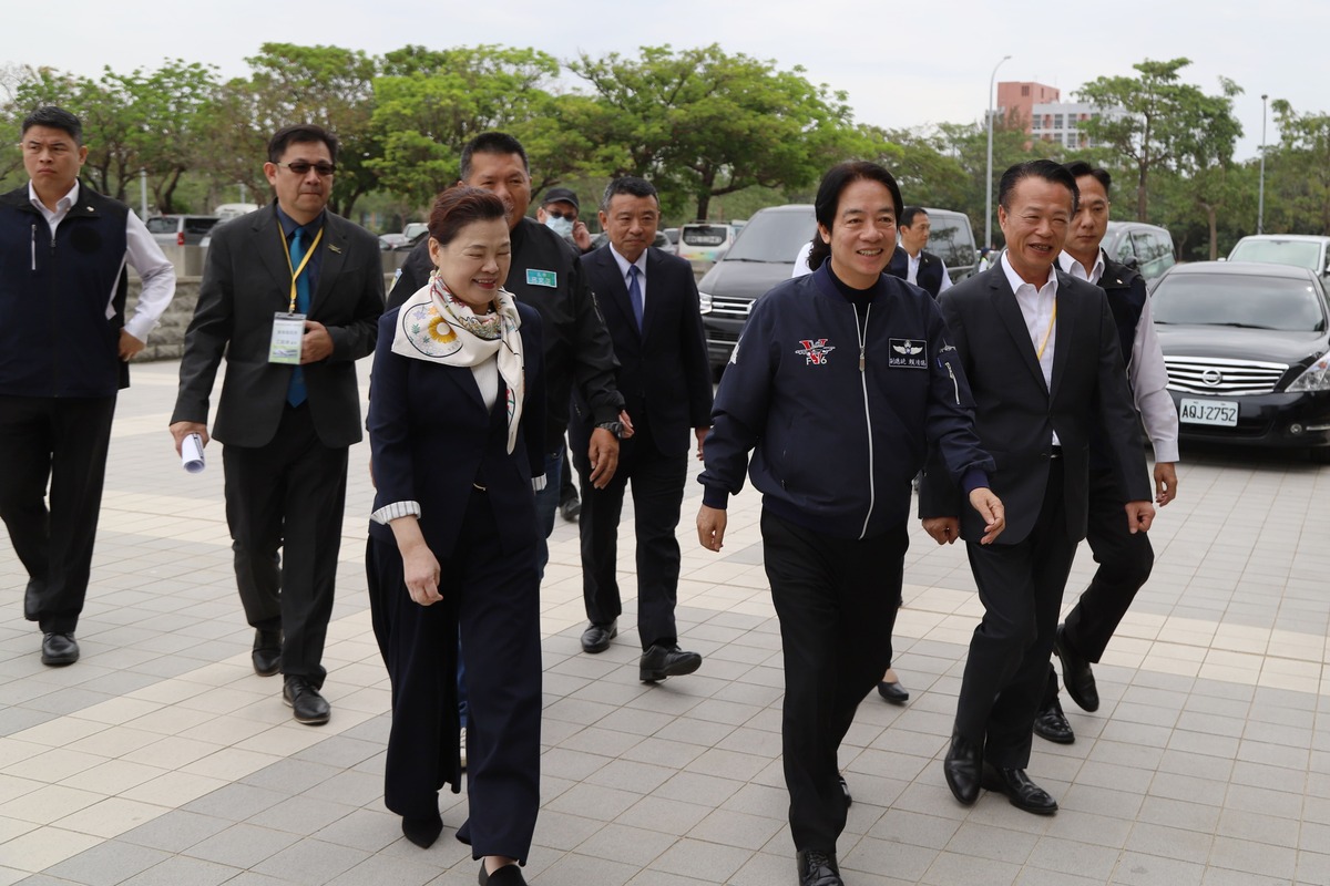 總統當選人賴清德（前排中）在縣長翁章梁（前排右）陪同下，視導嘉義亞洲無人機AI創新應用研發中心。 圖：嘉義縣政府提供(資料照)