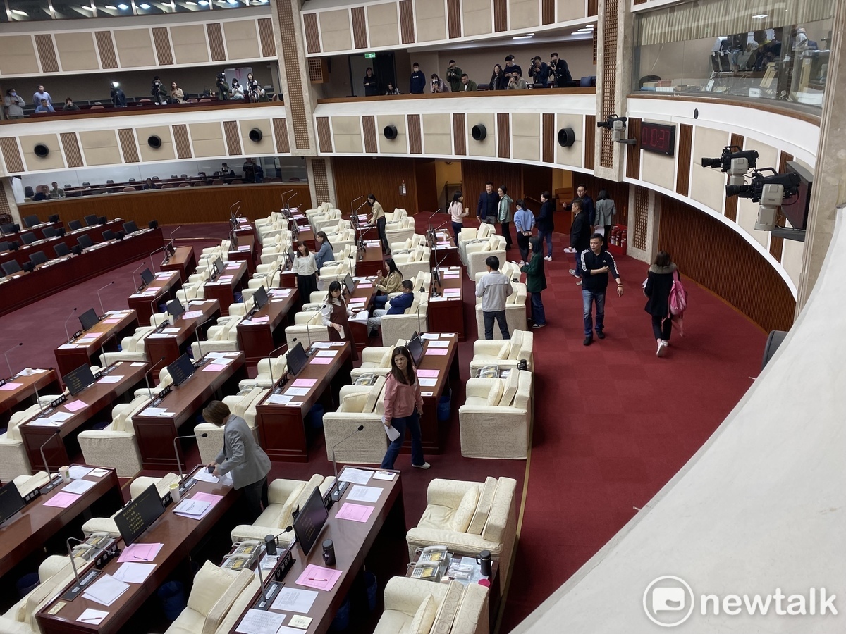 台北市議會今召開臨時會，因國民黨議員全缺席，一直無法過半到開會的法定人數，直到結束後，國民黨議員鍾沛君、陳炳甫、闕枚莎才進議場，引發綠營議員憤怒退席抗議。 圖：周煊惠 / 攝