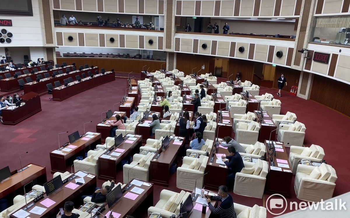 黃呂錦茹督軍！剴剴案專案報告藍「技術流會」 議長、李建昌大聲互嗆
