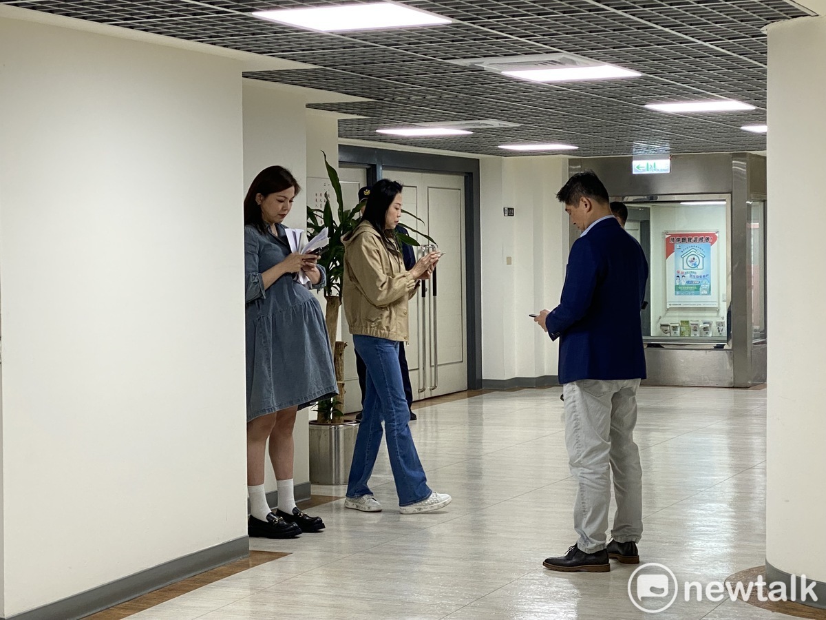 國民黨議員鍾沛君（左）、陳炳甫（右）、闕枚莎（中）在議場外等待，等議長戴錫欽宣布臨時會改談話會後，才進議場。 圖：周煊惠 / 攝
