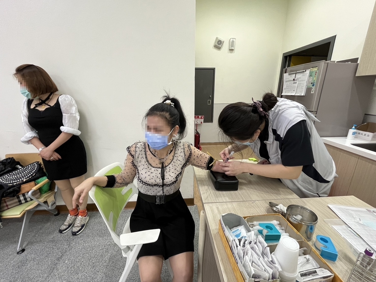 衛生所護理師為新住民抽血執行「丙型干擾素釋放試驗IGRA」。 圖：新北市衛生局/提供