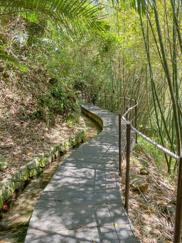 在半嶺聚落中隱藏著一處神秘的半嶺水圳步道，水圳旁設置的步道讓可一路循著水路行走，別有一番風情。 圖：台北市政府工務局大地工程處／提供