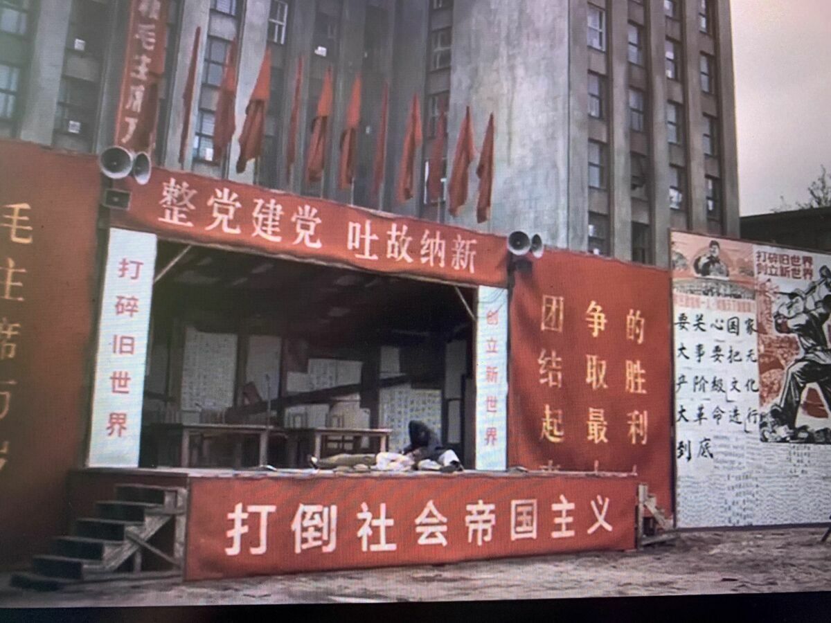Netflix版《三體》開頭 5 分鐘重現文化大革命場景，讓網友紛紛稱讚「開場即驚艷」。 圖 : 翻攝自X帳號@HotmailfromSH