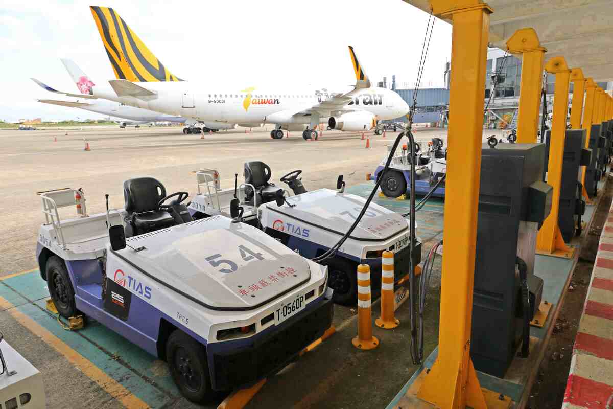 桃園機場積極打造綠色機場，包括推動基礎建設電動化及汰換耗能設施設備，近3年節電量達1,160萬度，約減少5,740公噸二氧化碳當量(CO2e)排放。 圖：機場公司／提供