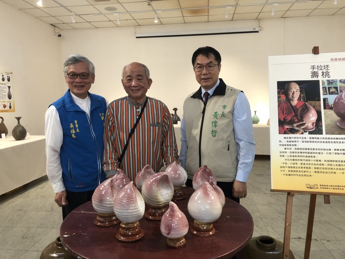 翁國禎此次展覽是為了感謝神明加持與照顧，並回饋信眾，特別製作了60件壽桃陶藝作品及6件台灣太保壺要贈送給有緣人，希望藉此傳遞祝福與溫暖。 圖：黃博郎／攝