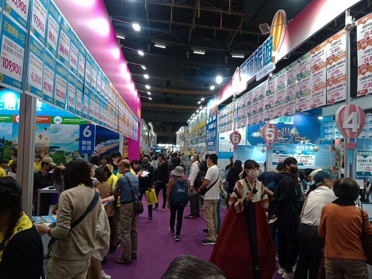 2024高雄巨蛋春季旅展首日湧進逾萬人搶好康。 圖：孫家銘攝