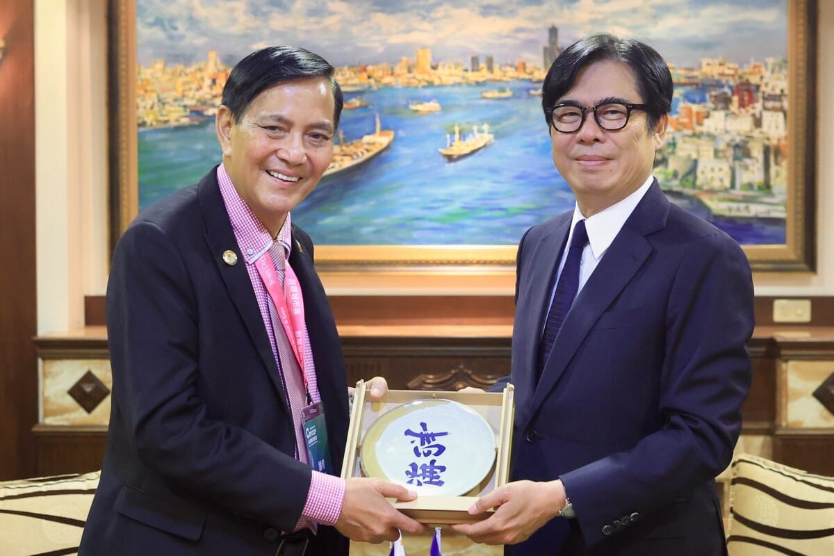 拉瑪(左)與陳其邁(右)相見歡。 圖：高雄市行國處/提供