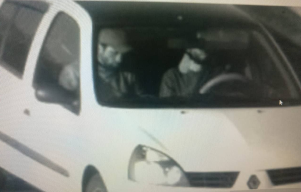 俄羅斯音樂廳恐攻槍手搭乘白色雷諾轎車逃離。 圖：翻攝X（前推特）