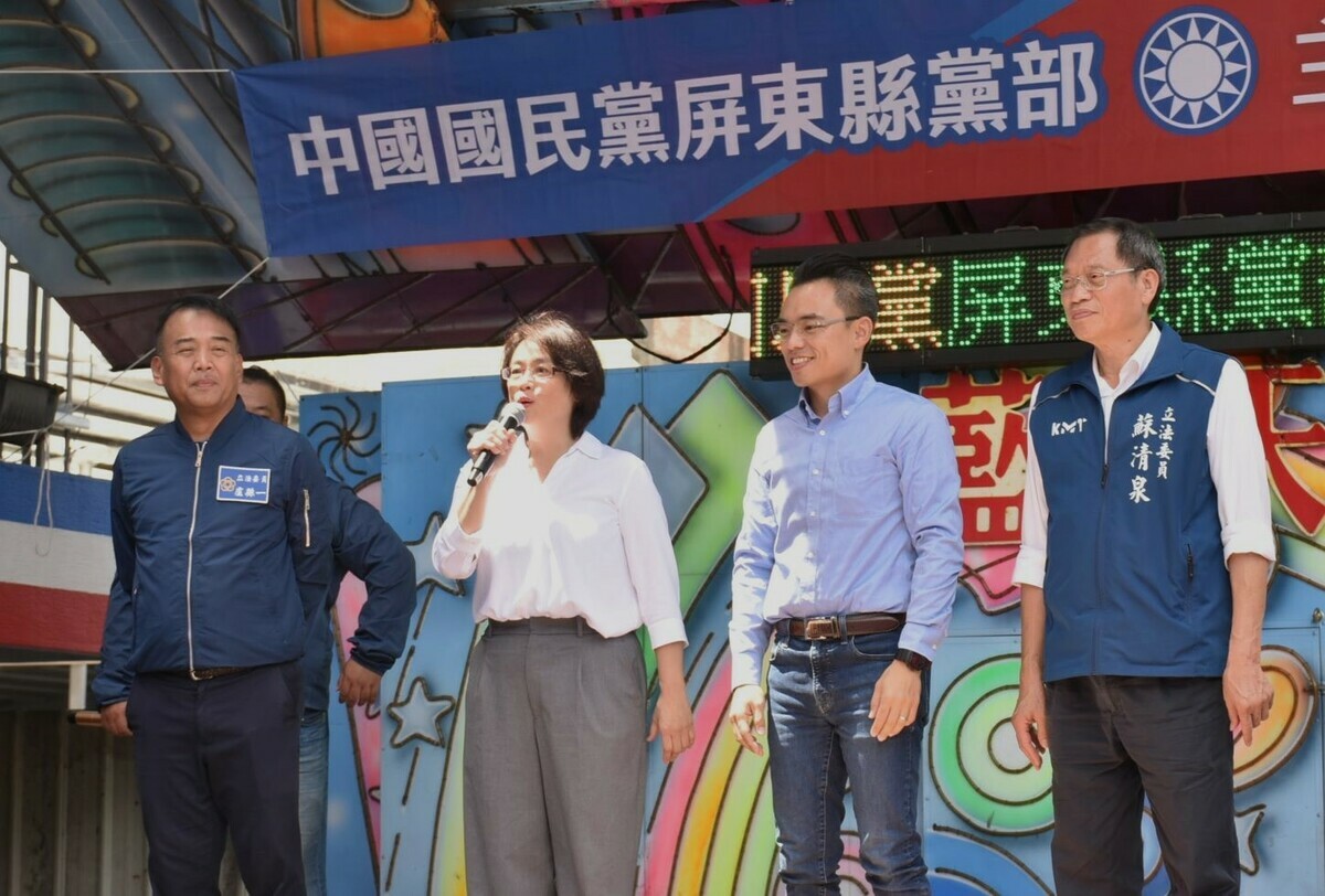 盧縣一、林倩綺、洪孟楷(左至右)上台嘉勉蘇清泉(右一)。 圖：孫家銘攝
