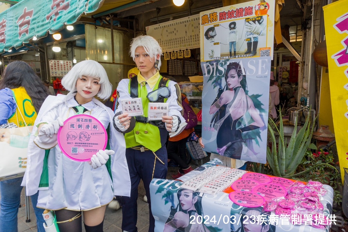 疾管署今(23)日也派遣《疾病擬人Disease》的角色白靜與簡奕，希望與白沙屯媽祖一起祈福全年無疫無災。 圖：疾管署／提供